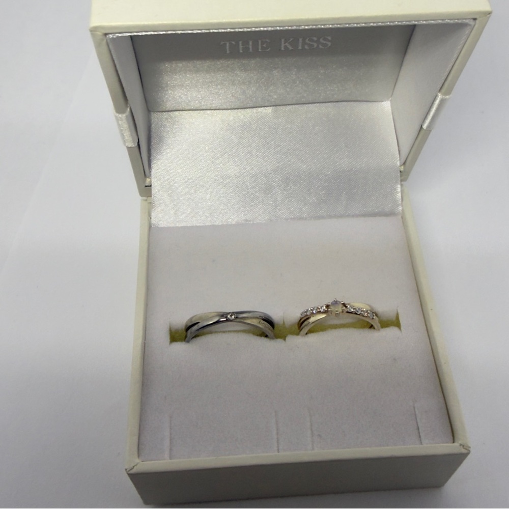 The Kiss Couple Ring Set stamped 925 (2 colours ring) silver/light gold tone.